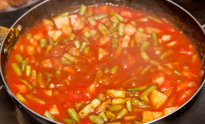 préparation de la recette de curry de légumes