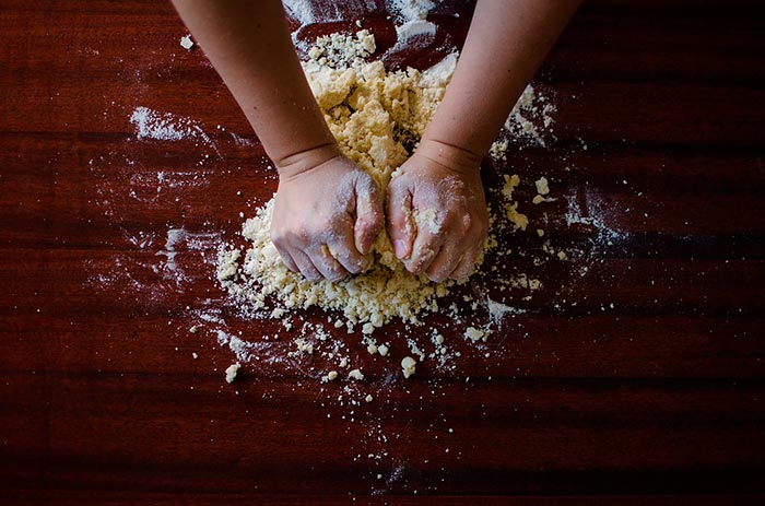 pétrissage pendant la préparation de la pâte-à-pain maison (recette pour apprendre à faire du pain)