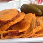 Tacos au panier ou tacos de canasta, recette typique de la cuisine mexicaine 