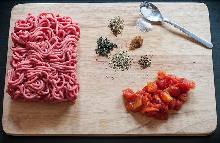 de la viande hachée pour la recette de sauce bolognaise maison italienne