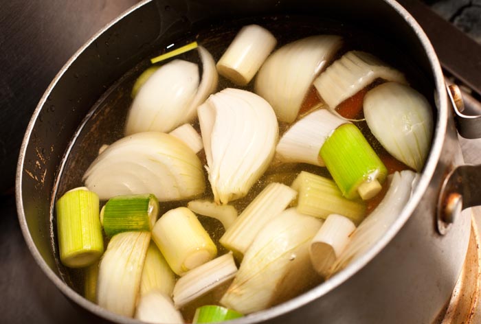 bouillon de légumes maison : recette de cuisine facile
