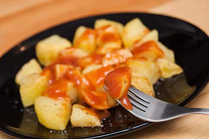 recette de patatas bravas espagnoles, très faciles