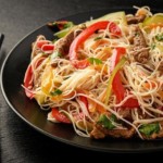 nouilles chinoises sautées à la viande de boeuf et aux légumes : recette de cuisine facile