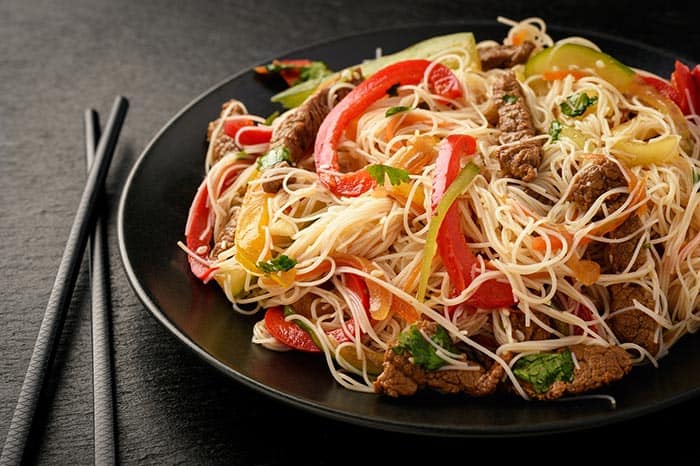 nouilles chinoises sautées aux légumes et au bœuf : recette de cuisine facile