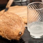 de l'eau de coco pour faire du lait de coco maison, une recette healthy