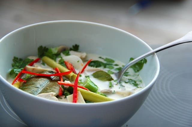 soupe thaï : recette de soupe au lait de coco, ou tom kha kai