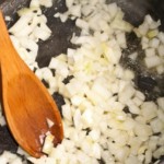 ingrédients (oignons) pour la recette du risotto aux champignons