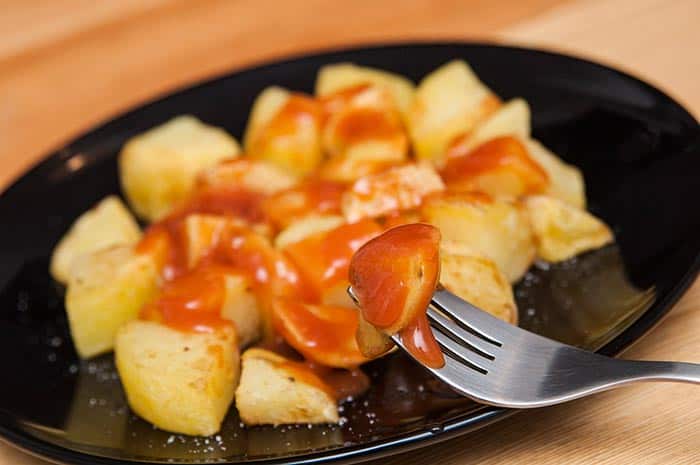 recette de patatas bravas espagnoles, très faciles